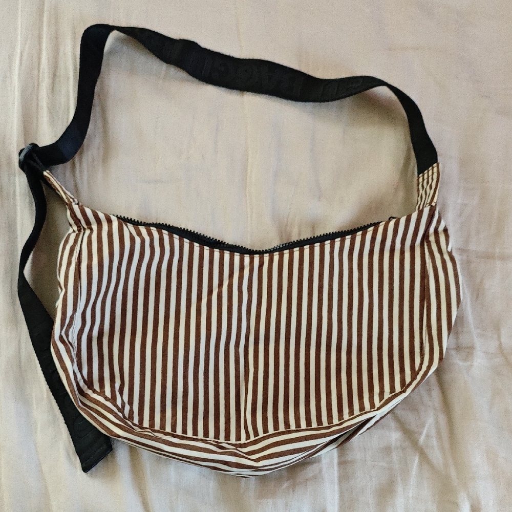 BAGGU Brown and White Crossbody Bag with Stripes